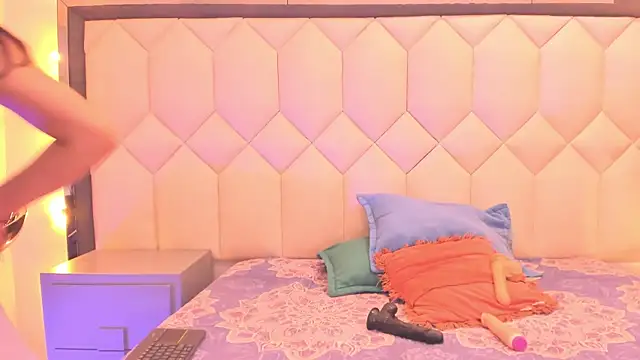 CloeyGraweing online show from 11/13/25, 06:34