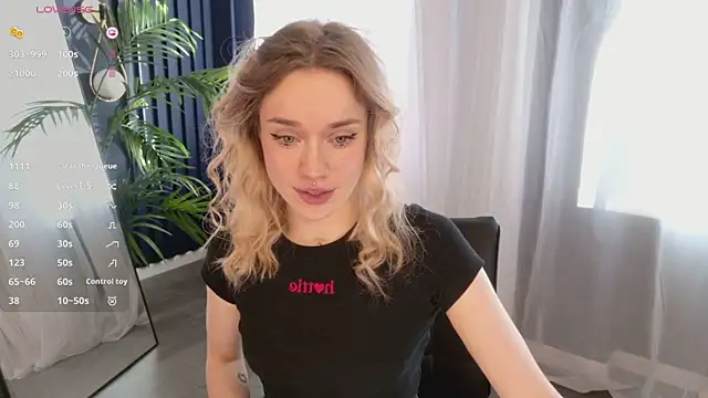 Snapshot of DiscoPotato chatting on 10/21/25, 12:59 DiscoPotato online show from 10/21/25, 12:59