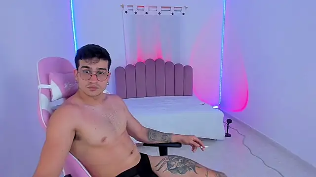 Snapshot of CamCumBoy chatting on 10/15/25, 07:49 CamCumBoy online show from 10/15/25, 07:49