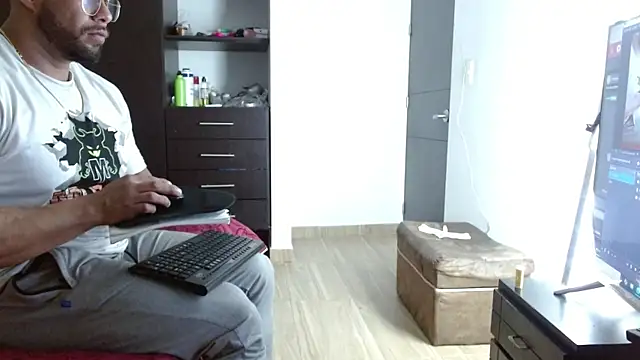 AntonyDAngelo25 online show from 11/18/25, 10:45