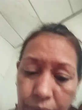 Snapshot of marinita13 chatting on 12/21/25, 04:52 marinita13 online show from 12/21/25, 04:52