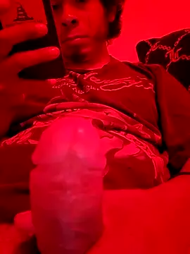 Snapshot of UsaGuy76 chatting on 04/12/26, 04:49 UsaGuy76 online show from 04/12/26, 04:49