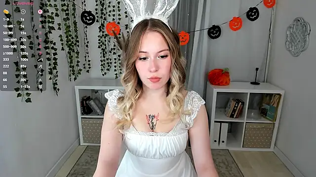 LanaRoselle online show from 10/31/25, 02:13