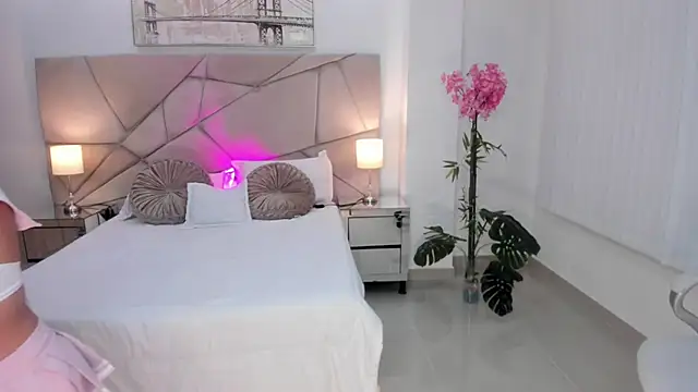 Snapshot of July_Adams chatting on 12/21/25, 04:14 July Adams online show from 12/21/25, 04:14