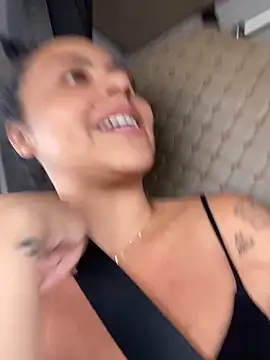 Chloe Leaozinho online show from 10/19/25, 03:59