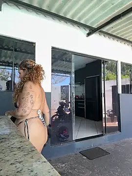 Chloe Leaozinho online show from 11/11/25, 03:07