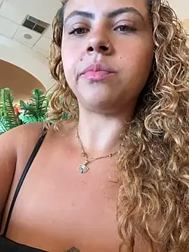 Chloe Leaozinho online show from 03/04/26, 04:59