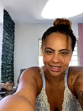 Chloe Leaozinho online show from 11/12/25, 05:06