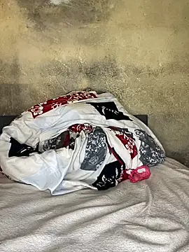 Chloe Leaozinho online show from 04/15/26, 04:33