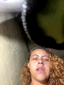 Chloe Leaozinho online show from 11/17/25, 07:40