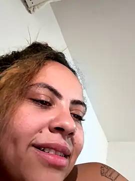 Chloe Leaozinho online show from 10/17/25, 06:06