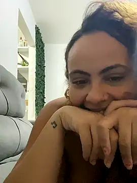 Chloe Leaozinho online show from 10/13/25, 04:58