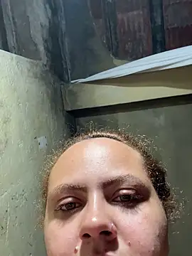 Chloe Leaozinho online show from 12/22/25, 03:28