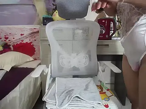 Snapshot of lyly_asian chatting on 11/14/25, 12:47 lyly asian online show from 11/14/25, 12:47