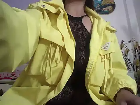 Snapshot of lyly_asian chatting on 11/20/25, 10:42 lyly asian online show from 11/20/25, 10:42