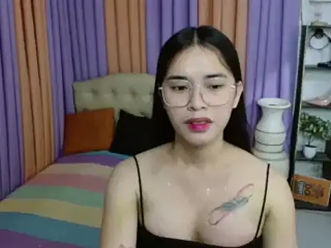 Snapshot of SeductiveAppleTS chatting on 12/19/25, 05:32 SeductiveAppleTS online show from 12/19/25, 05:32