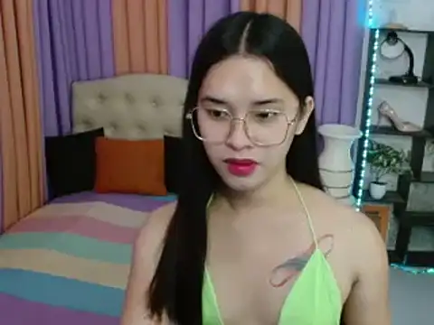 Snapshot of SeductiveAppleTS chatting on 11/28/25, 05:24 SeductiveAppleTS online show from 11/28/25, 05:24