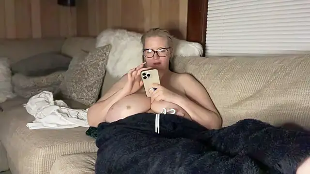 Snapshot of PefectNipz chatting on 10/19/25, 04:37 PefectNipz online show from 10/19/25, 04:37