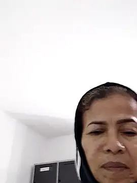 Snapshot of Merybeks chatting on 11/11/25, 10:32 Merybeks online show from 11/11/25, 10:32