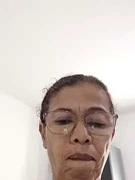 Snapshot of Merybeks chatting on 10/27/25, 10:38 Merybeks online show from 10/27/25, 10:38