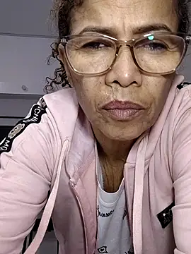 Snapshot of Merybeks chatting on 12/15/25, 10:43 Merybeks online show from 12/15/25, 10:43