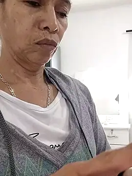 Snapshot of Merybeks chatting on 10/16/25, 10:34 Merybeks online show from 10/16/25, 10:34