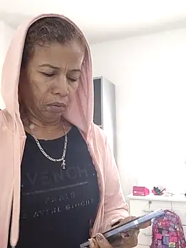 Snapshot of Merybeks chatting on 10/14/25, 10:38 Merybeks online show from 10/14/25, 10:38