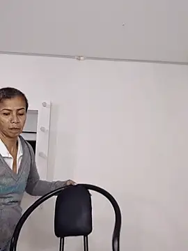 Snapshot of Merybeks chatting on 11/25/25, 10:37 Merybeks online show from 11/25/25, 10:37