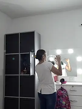 Snapshot of Merybeks chatting on 10/09/25, 10:38 Merybeks online show from 10/09/25, 10:38