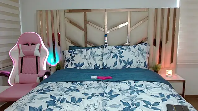 Snapshot of violett_star1 chatting on 12/20/25, 01:03 violett star1 online show from 12/20/25, 01:03