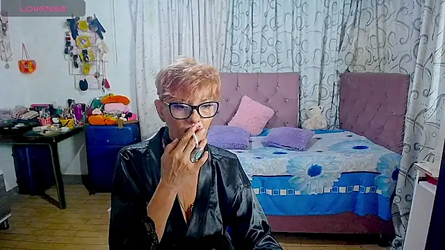 Snapshot of isabella-lips007 chatting on 05/20/26, 02:19 isabella-lips007 online show from 05/20/26, 02:19