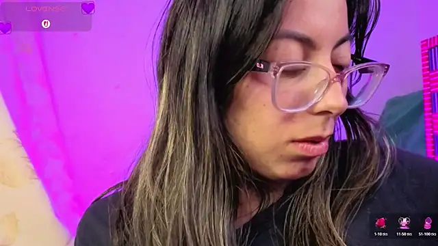 Snapshot of Miranda_sexlove_ chatting on 02/17/26, 07:00 Miranda sexlove online show from 02/17/26, 07:00