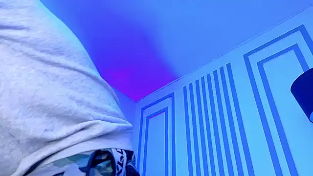 Snapshot of ALANNFERRER chatting on 11/10/25, 10:09 ALANNFERRER online show from 11/10/25, 10:09