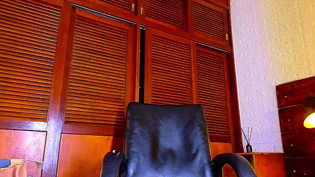 Snapshot of ALANNFERRER chatting on 10/27/25, 02:18 ALANNFERRER online show from 10/27/25, 02:18