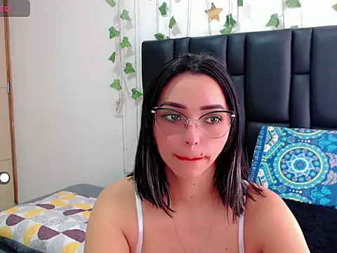 sara arias00 online show from 09/25/25, 04:57