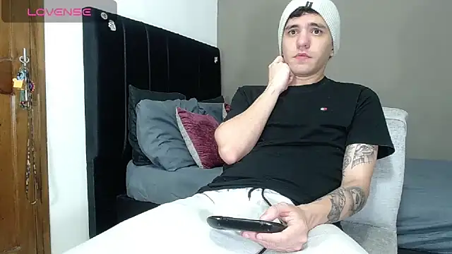 Snapshot of Matteo12_ chatting on 02/08/26, 12:52 Matteo12 online show from 02/08/26, 12:52