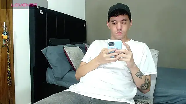 Snapshot of Matteo12_ chatting on 02/02/26, 02:43 Matteo12 online show from 02/02/26, 02:43