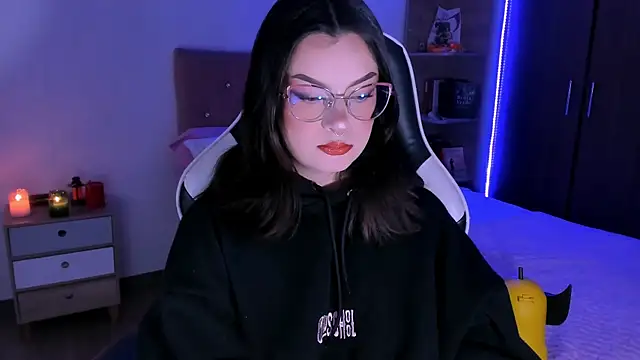 OphelianaRose33 online show from 11/21/25, 09:58