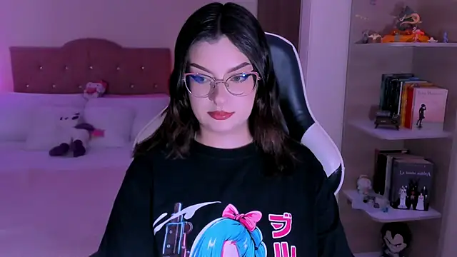 OphelianaRose33 online show from 12/19/25, 10:23