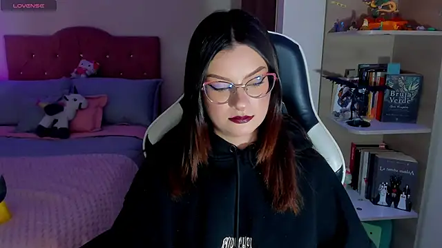 OphelianaRose33 online show from 03/26/26, 10:07