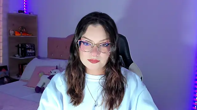 Snapshot of OphelianaRose33 chatting on 06/03/26, 10:47 OphelianaRose33 online show from 06/03/26, 10:47