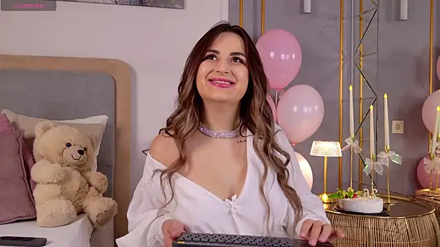 LanaElise online show from 12/21/25, 06:15