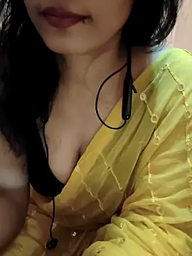 Snapshot of Divya_Bharti chatting on 11/14/25, 04:10 Divya Bharti online show from 11/14/25, 04:10