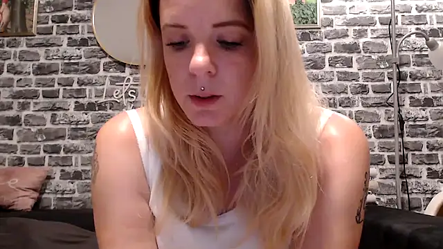 Snapshot of SexyMilf_37 chatting on 06/09/26, 08:32 SexyMilf 37 online show from 06/09/26, 08:32