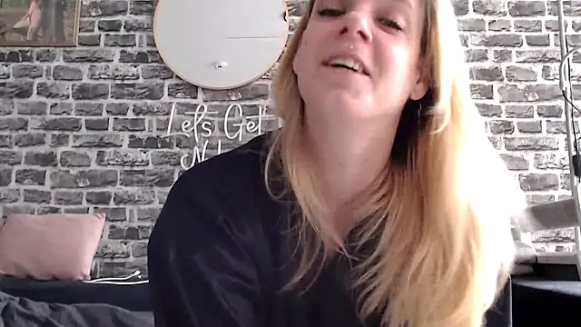 Snapshot of SexyMilf_37 chatting on 06/14/26, 11:11 SexyMilf 37 online show from 06/14/26, 11:11