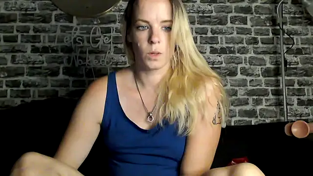 Snapshot of SexyMilf_37 chatting on 07/03/26, 08:37 SexyMilf 37 online show from 07/03/26, 08:37