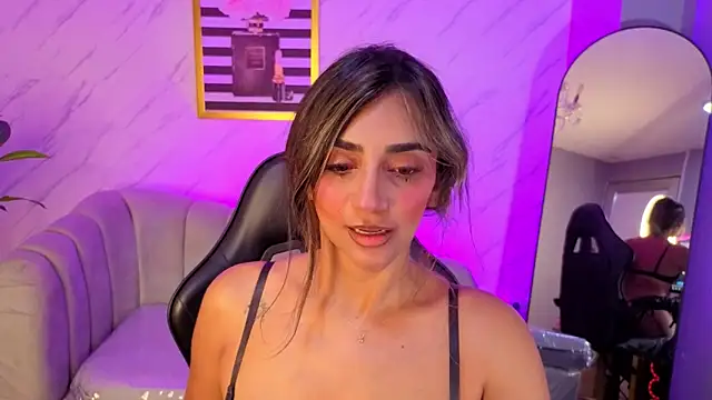 Snapshot of agatha_brooks_t chatting on 05/19/26, 12:34 agatha brooks t online show from 05/19/26, 12:34