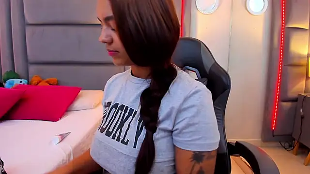 GabyMoreau online show from 12/18/25, 08:12