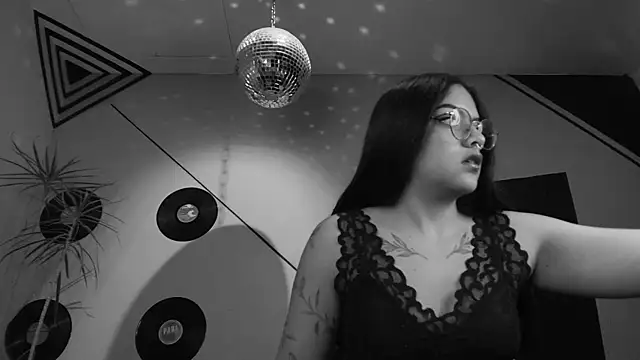 Snapshot of Lilith_and_Khloe chatting on 10/15/25, 11:18 Lilith and Khloe online show from 10/15/25, 11:18