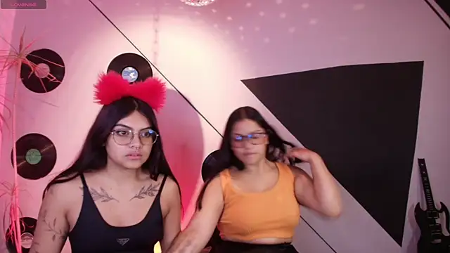 Snapshot of Lilith_and_Khloe chatting on 09/24/25, 11:28 Lilith and Khloe online show from 09/24/25, 11:28